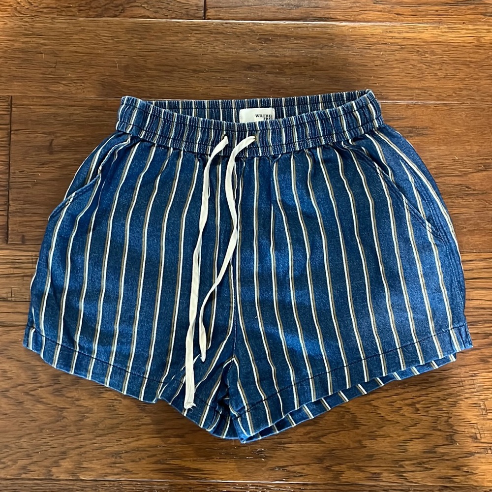Aritzia striped chambray pull on shorts